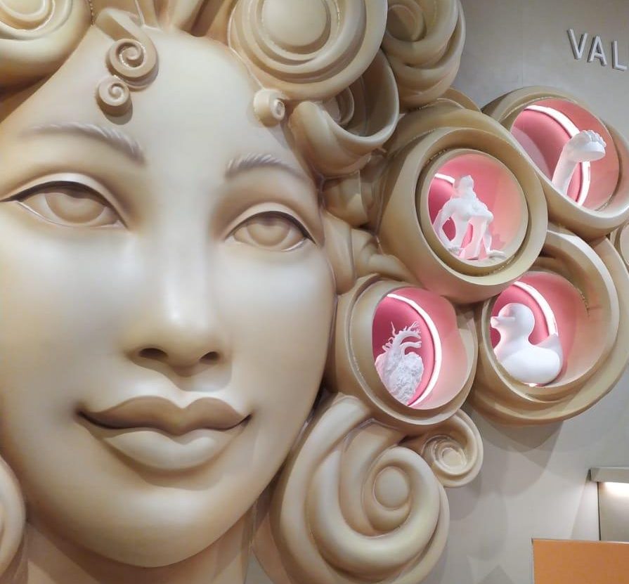 Detalle de volumen e iluminación en un stand de arquitectura efímera para congreso de belleza