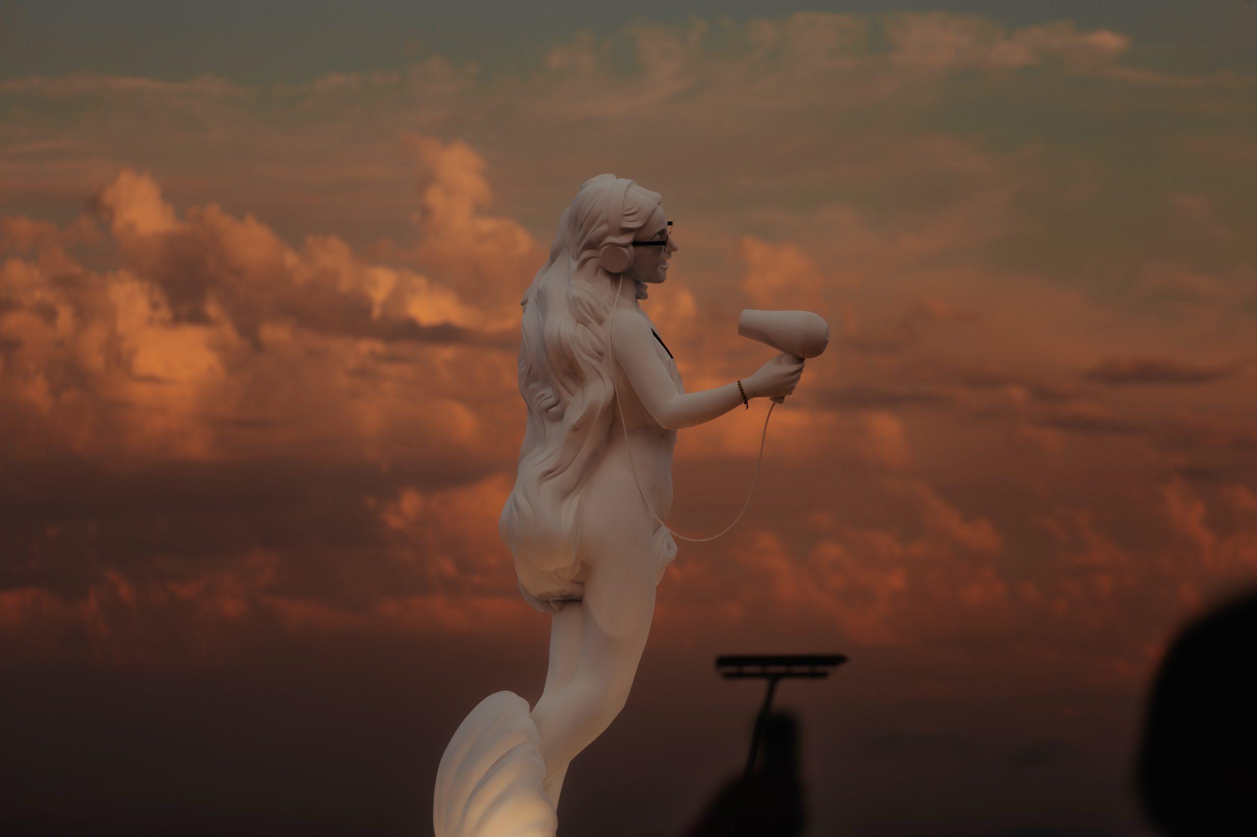 Escultura artística a escala integrada en el interiorismo de un restaurante temático